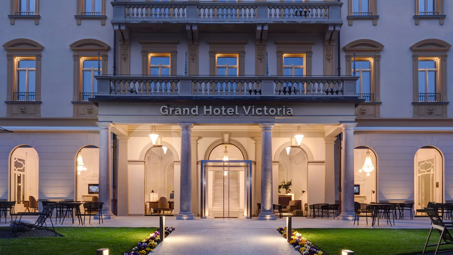 Grand Hotel Victoria entrance at dusk
